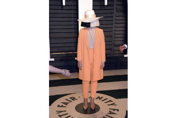 Auch Sänger*innen kennen das Problem: Sia ist trotz Konzerten vor Tausenden von Menschen so menschenscheu, dass sie die meiste Zeit ihr Gesicht verbirgt.