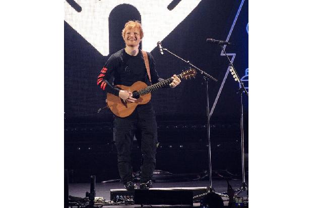 ...heftigen Widerstand der Nachbar*innen. So gab es lange Zeit Streit um ein Schild vor Eds eigenem Pub. Pläne, einen Turm zu bauen, musste er begraben. Apropos begraben: Zurzeit plant der Sänger sein ...