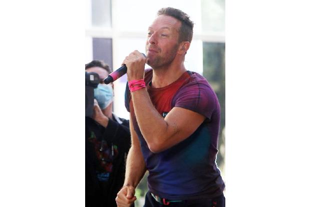 Chris Martin und Gwyneth Paltrow machten sich sofort unbeliebt, als sie in eine neue Nachbarschaft in Hollywood zogen, denn sie ließen ein monströs hohes Tor errichten, welches die erlaubte Höhe überschritt. Ihre…