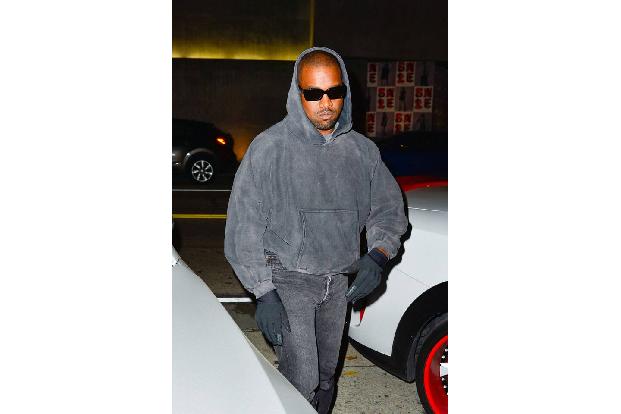 Kanye West sorgt wieder einmal für Schlagzeilen im Stundentakt. Im PR-Team des Rappers bereut man es wahrscheinlich, ihm die Passwörter für seine Social-Media-Accounts gegeben zu haben, denn auf denen ...