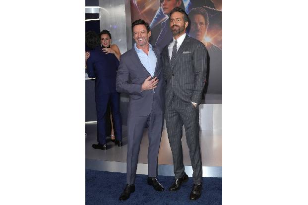 ...denn auch sein bester Kumpel Hugh Jackman gab sich die Ehre. Im Film geht es um einen zeitreisenden Piloten namens Adam, gespielt von Ryan...