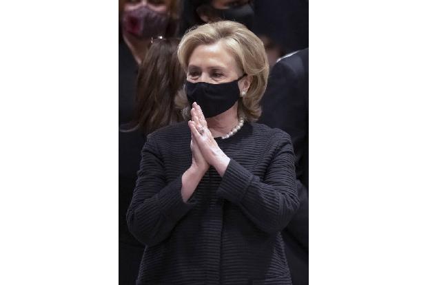 Bill Clintons Frau Hillary hatte bereits ein Jahr zuvor für 'Living History' 14 Millionen Dollar kassiert.