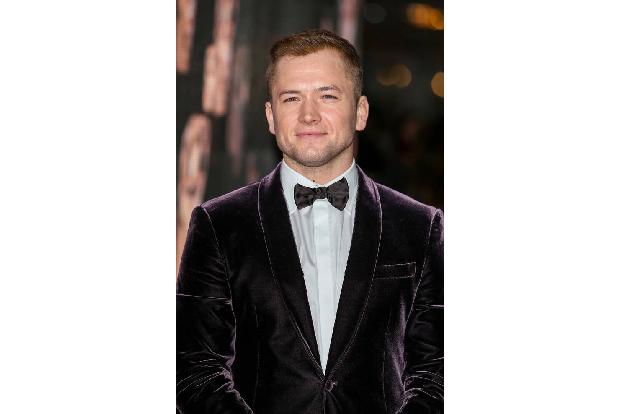 Waren es die Nerven? Am Samstag hatte eine neue Inszenierung des Theaterstücks 'Cock' in London Premiere. In der Hauptrolle war 'Rocketman'-Star Taron Egerton zu sehen. Doch der schockte die Zuschauer ...