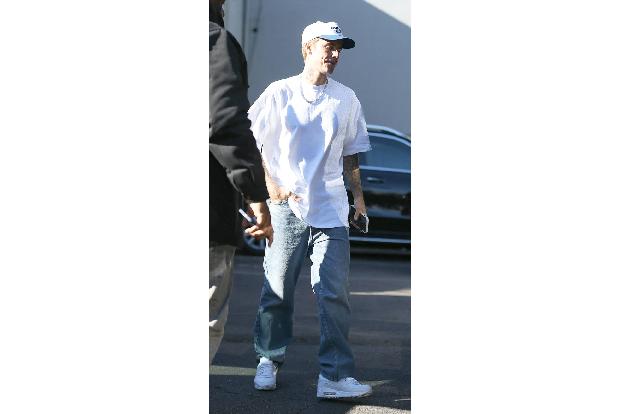 Justin Bieber stand 2013 in London auf der Bühne, als ihm schwummrig wurde. Der Sänger verließ kurz die Bühne und brach backstage zusammen. Nach einem tiefen Zug aus der Sauerstoffflasche konnte er je ...
