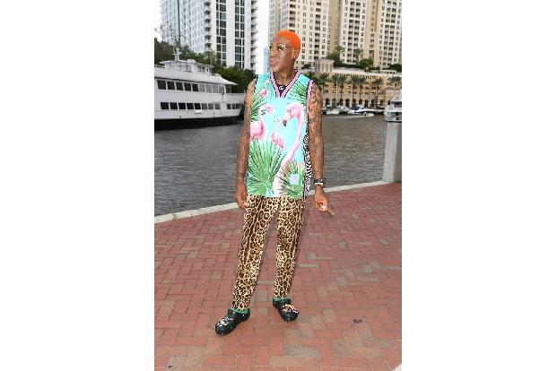 Dennis Rodman galt zeitlebens als Bad Boy des Basketballs. Doch als ein Kameramann ihn filmte, als er platt auf dem Boden lag, rastete der Chicago-Bulls-Star aus und trat ihm in den Unterleib. Er muss ...