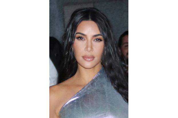 Hatte Kris Jenner ihre Hände im Spiel, als sie Kim Kardashian und Kris Humphries zusammenbrachte? Die beiden waren lediglich 72 Tage verheiratet, und bis heute wird gemunkelt, dass die Unternehmerin und der Basketballstar nur vor den Altar traten…