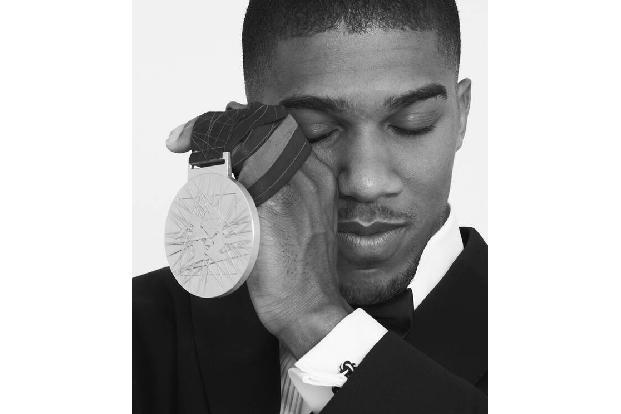 Mit Porträts von Boxer Anthony Joshua will 'Take A Moment' an einem der weltweit hektischsten Orte zum Innehalten animieren.