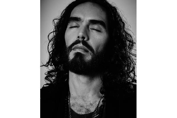 …Russell Brand, die auf der Anzeigetafel zu sehen sind. Auch ganz normale Menschen konnten Selfies hochladen und werden neben Stars wie…