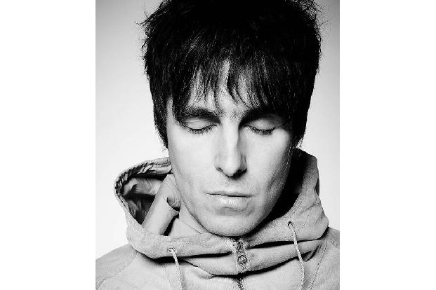 Selbst der sonst eher ruppig daherkommende Liam Gallagher nahm sich die Zeit, innezuhalten. Die Bilder auf der Anzeigetafel werden von einer…