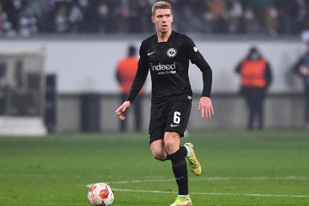 Leichte Anlaufschwierigkeiten, kam zunächst in mehreren Zweikämpfen zu spät. Wurde im Verlauf der Partie dennoch eine wichtige Stütze, hielt in den hitzigen Phasen mit seiner physischen Stärke dagegen. Das Zusammenspiel mit Nebenmann Sow funktionierte gut, erst in der Schlussphase verlor der Serbe etwas den Zugriff.