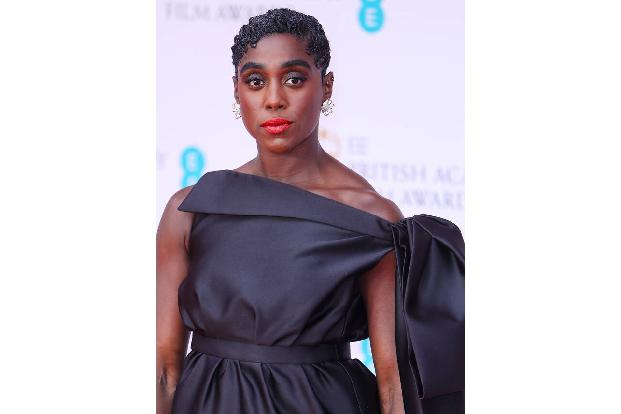Auch Lashana Lynch kam in gedeckten Farben in einem Satinkleid von Prada. Der Bond-Star durfte den Rising-Star-Award mit nach Hause nehmen.