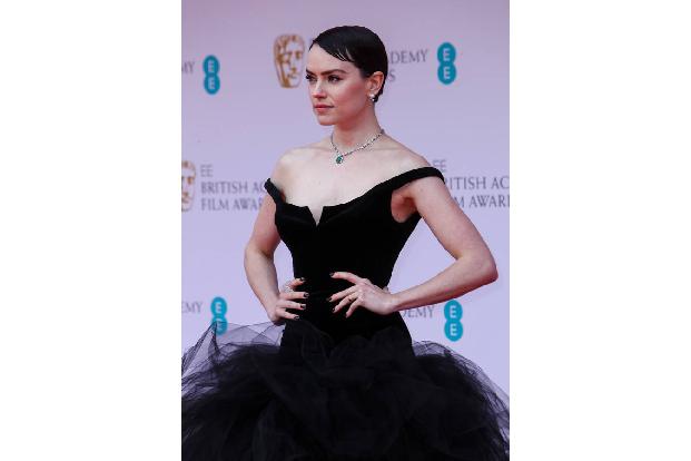'Star Wars'-Star Daisy Ridley sorgte mir ihrem spektakulären schulterfreien Rüschenkleid für Aufsehen auf dem roten Teppich. Es stammt von der britischen Kult-Designerin Vivienne Westwood.