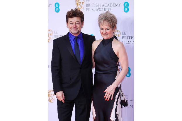 Andy Serkis (hier mit seiner Frau Lorraine Ashbourne) nutzte seinen Moment auf der Bühne, um Großbritanniens Innenministerin Priti Patel wegen ihrer langsamen Reaktion auf die Flüchtlingskrise in der Ukraine scharf anzugreifen.