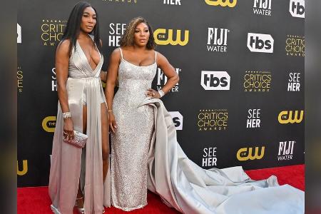 Tennis-Schwestern Venus und Serena Williams funkeln im Silber-Doppel