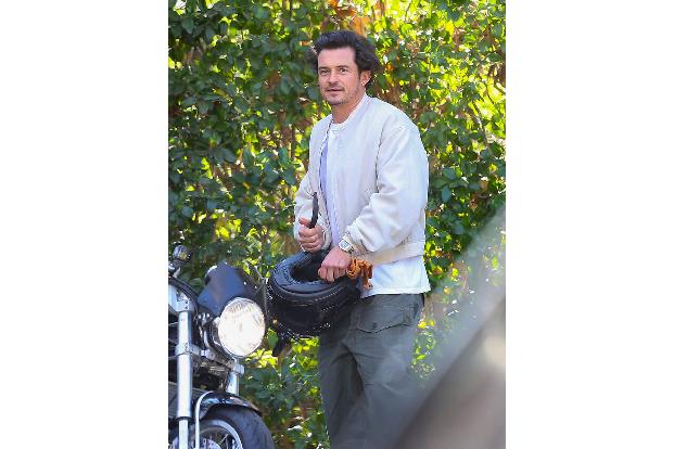 …haben, die dazu führte, dass der Schauspieler zuschlug. Die beiden mussten schließlich von der Security getrennt werden — und das gleich zwei Mal. Leonardo DiCaprios Rolle bestand wohl in erster Linie darin, seinen Kumpel lautstark anzufeuern