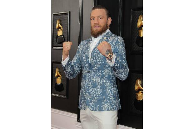 Mit ihm will man sich nun wirklich nicht prügeln: Conor McGregor ist UFC-Champion und weiß sich im einem Faustkampf zu behaupten. Dennoch lehnte Machine Gun Kelly es auf dem roten Teppich der MTV Vide ...