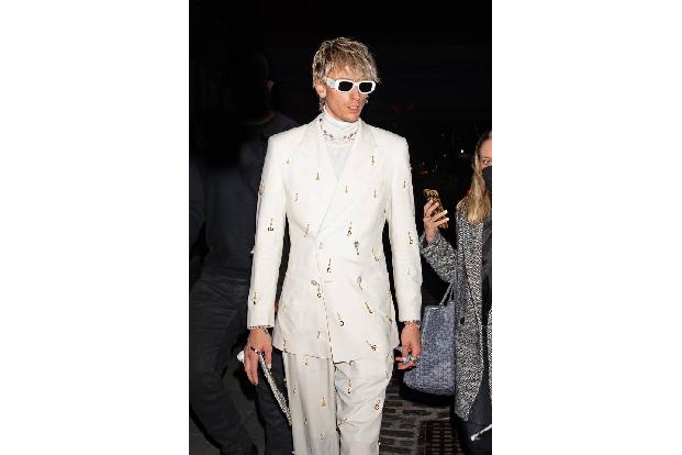 …und fuchtelte mit seinem Gehstock (er erholte sich gerade von einer Knie-OP) in Richtung des Rappers. Videos zeigen, wie McGregor auf den Musiker losgeht, bevor die Security die beiden Streithähne tr ...