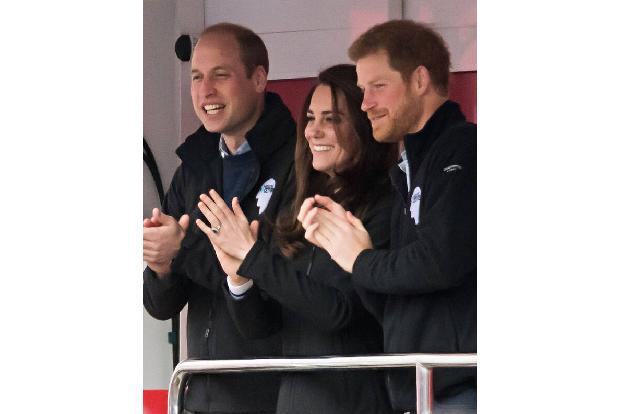 Der zukünftige König gegen den Rebellen: So wird das Verhältnis von Prinz Harry und Prinz William mittlerweile auf breiter Front dargestellt. Während William anscheinend kaum einen Fehler macht, greif ...