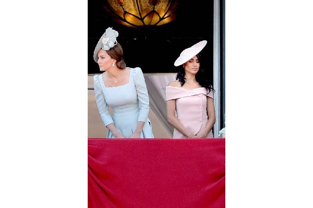 …setzt sich auch bei ihren Frauen fort, denn ständig müssen sich Herzogin Meghan und Herzogin Kate vergleichen lassen. Mittlerweile haben Harry und Meghan die Konsequenzen gezogen und sich von der Royal-Front zurückgezogen.