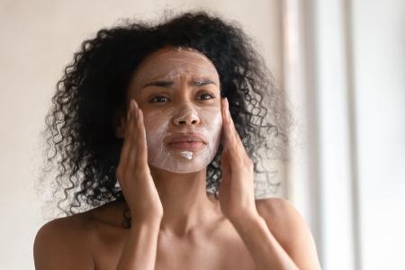 Vergrößerte Poren? Diese Pflege zaubert einen ebenmäßigen Teint