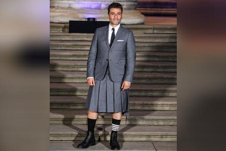 Fashion-Statement: Oscar Isaac begeistert im Rock bei Marvel-Premiere