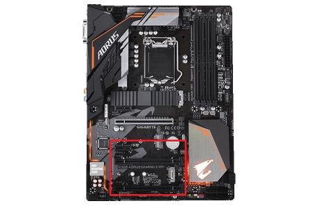 Auf vielen Mainboards teilen sich mehrere PCIe-Steckplätze die verfügbaren Lanes. Dabei sinkt die Leitungsversorgung, sobald der Slot belegt, nicht erst, wenn die Komponente tatsächlich zum Einsatz kommt.