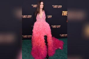 More is more! Sandra Bullock präsentiert sich in floraler Mega-Robe