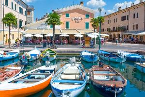 Mehr als nur Wein: Das italienische Städtchen Bardolino am Gardasee