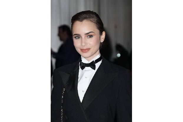 Lily Collins war der Einladung von Ralph Lauren in das New Yorker Museum of Modern Art gefolgt. Das Model - Tochter von Superstar Phil Collins - erschien...