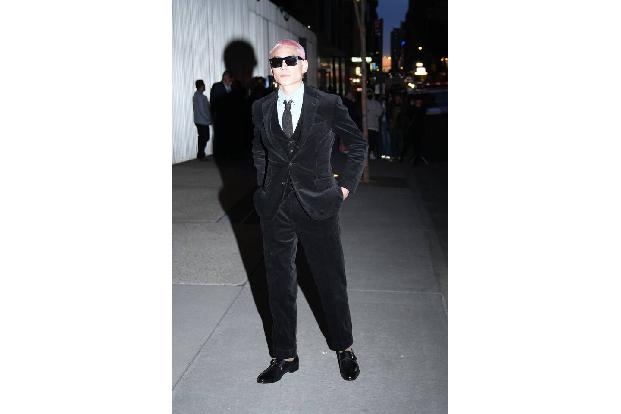 ...sowie Model Evan Mock.