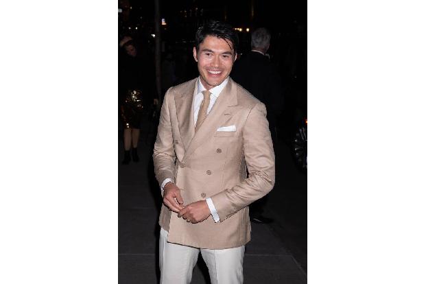 ...während Henry Golding mit klassischer Eleganz Akzente setzte.