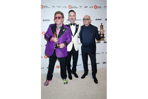 Und noch eine andere Partnerschaft hat sich durch viele Jahre hindurch gezogen: Seit fast 30 Jahren ist Elton John mit seinem Mann David Furnish zusammen. 2014 heirateten die beiden, nachdem Großbrita ...