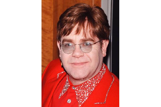 Schon früh wurden Brillen zum Markenzeichen des Briten - dabei benötigte er noch gar keine Sehstärken, als er anfing, immer ausgefallenere Modelle zu tragen.