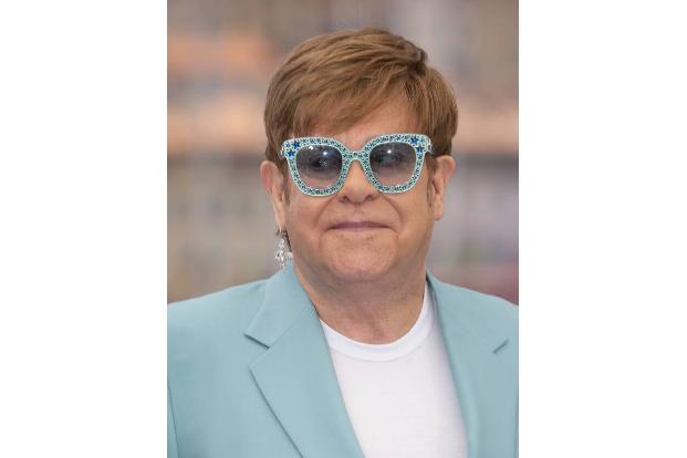 Dass Elton John mit bürgerlichem Namen Reginald Dwight heißt, ist allgemein bekannt. Weniger bekannt ist, woher sein Künstlername stammt. Der Star ließ sich von zwei Mitgliedern seiner früheren Band B ...