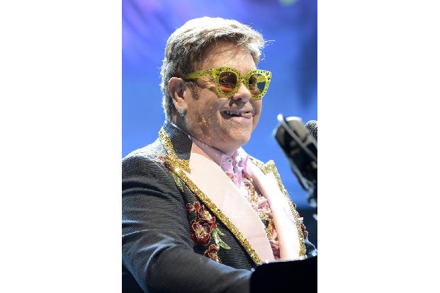 Schon früh hat sich Elton John dem Kampf gegen AIDS verschrieben. Nach dem Tod seines guten Freundes Freddie Mercury gründete er 1993 die Elton John AIDS Foundation, die bis heute über 400 Millionen Dollar für die...
