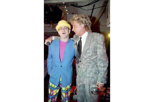 Seit Jahrzehnten spielen sich Elton John und Rod Stewart gegenseitig Streiche, die auf eine Zeit zurückgehen, in der die beiden Stars Nachbarn in London waren. So heuerte Elton einst einen Luftgewehr-Schützen an, als Rod mit riesigen Ballons...