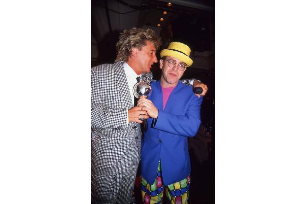 ...über seinem Haus Werbung für seine Tour machen wollte. Als beide in Las Vegas spielten, hatte Rod auf seinem Plakat 'Blondes Have More Fun' (Blonde haben mehr Spaß - sein Albumtitel) stehen. Elton ...