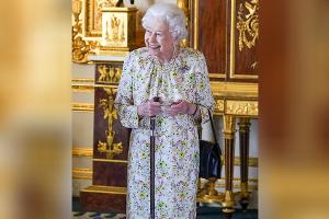 Queen Elizabeth II. präsentiert sich fröhlich mit Gehstock