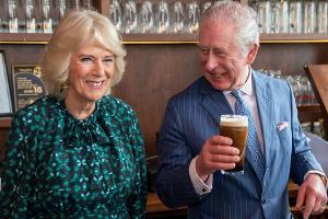 Prinz Charles scherzt in einer Rede über das Älterwerden