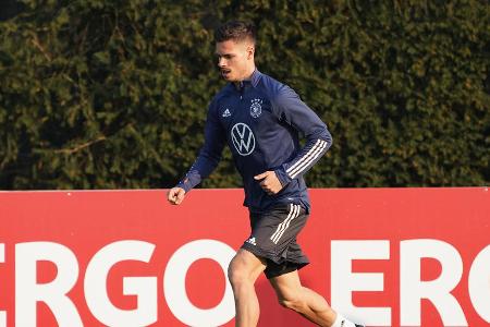 Kehrte nach fünf Jahren in die Nationalmannschaft zurück. Flog unter dem Radar. Ging selten ins Risiko und konnte sich gegen schwache Israelis auch als Balljäger nur selten profilieren.