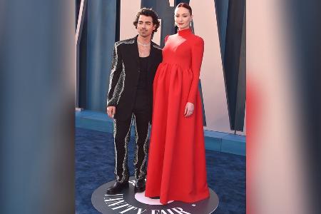Oscar-Party: Sophie Turner zeigt ihren Babybauch in roter Traumrobe