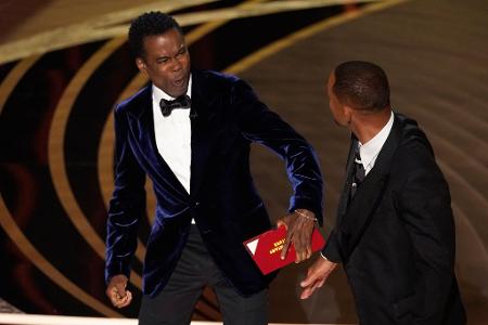 Moderator Chris Rock bekommt von Will Smith eine Ohrfeige versetzt.