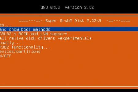 Der Boothelfer Super Grub Disk findet und startet Linux-Installationen. Die Reparatur des Grub-Bootloaders erledigen danach zwei Terminalbefehle im gestarteten System.