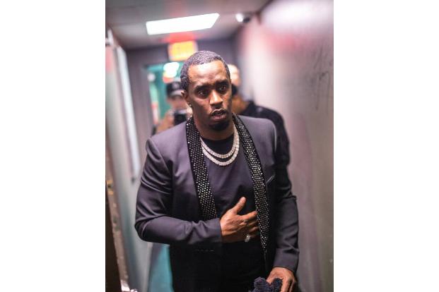 …Rapper Diddy, der den nächsten Preis nach der Auseinandersetzung überreichte: 