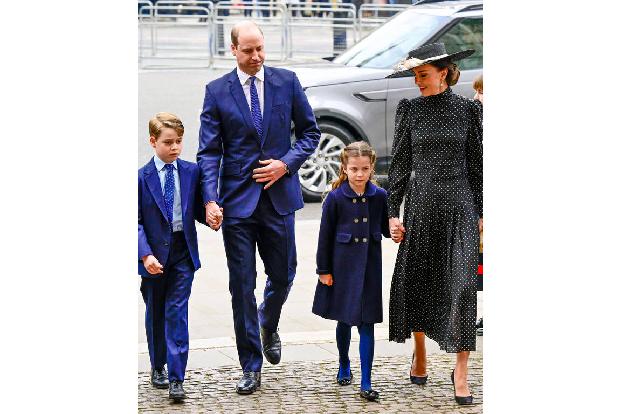 Als Prinz Philip am 9. April 2021 99-jährig verstarb tobte Corona und die Beisetzung fand im engsten Familienkreis statt. Ein Jahr später versammelten sich am Dienstag (29. März) Royals aus ganz Europ ...