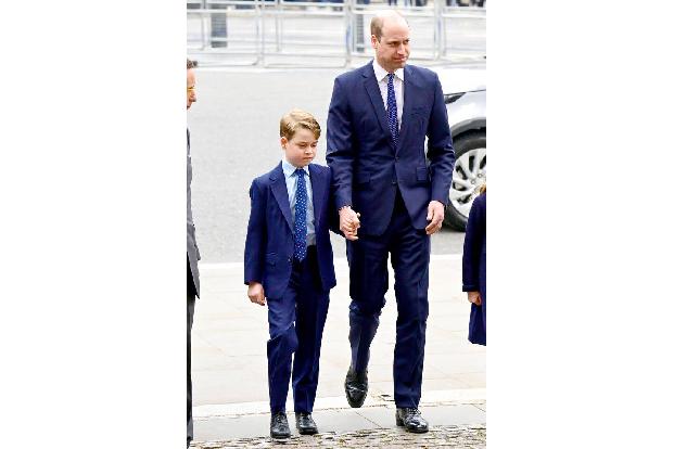 Vater und Sohn trugen aufeinander abgestimmte navyblaue Anzüge. Dass William...