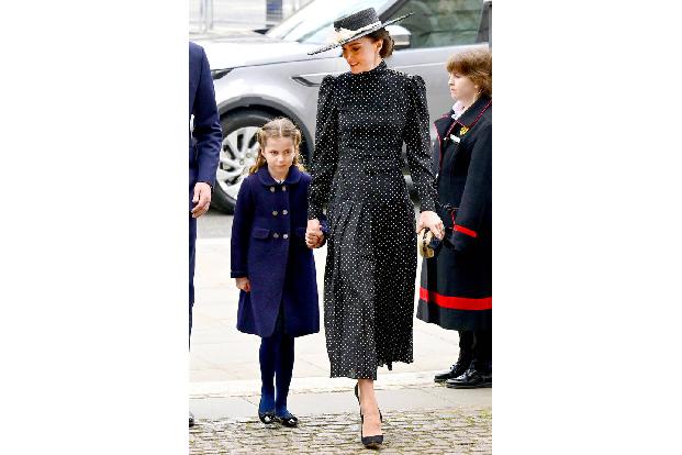 ...und Kate ihre beiden Ältesten mitbrachten, war für viele eine Überraschung. Außer Prinz Harry war die gesamte Royal Family angetreten...