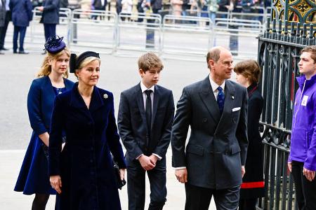 ...darunter auch Prinz Edward mit seiner Frau Sophie. Selbst Prinz Andrew hatte seinen ersten öffentlichen Auftritt seit er von allem königlichen Pflichten entbunden worden war.