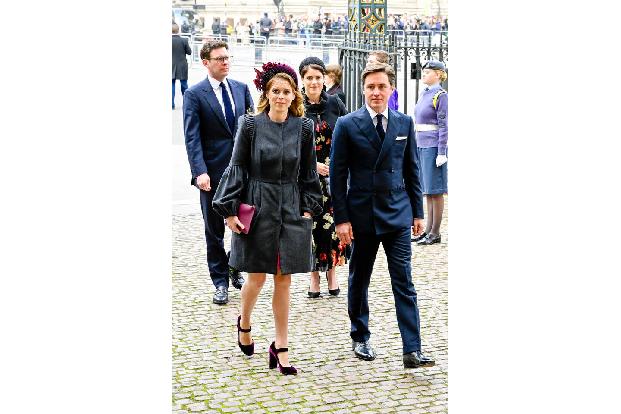 Seine Töchter Eugenie und Beatrice erschienen mit ihrem Männern Jack Brooksbank und Edoardo Mapelli Mozzi.