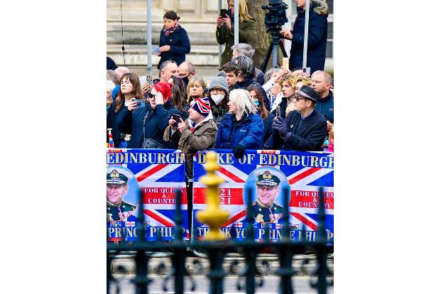 Nach Prinz Harry und Herzogin Meghan hielten die Zuschauer übrigens vergeblich Ausschau: Die beiden waren in ihrer Wahlheimat USA geblieben. Grund ist unter anderem ein Streit um die Security für das Paar.